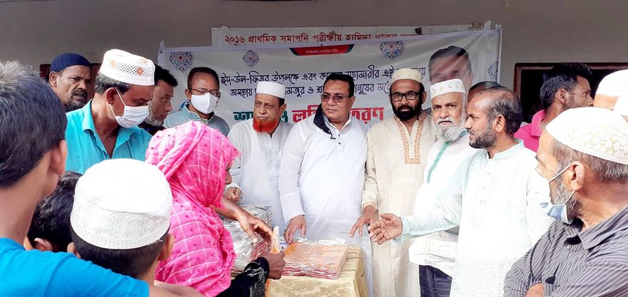 জাতীয় পার্টির কেন্দ্রীয় কমিটির সদস্য ও ফিজার সত্তাধিকারীর অর্থায়নে শাড়ী ও লুঙ্গি প্রদান