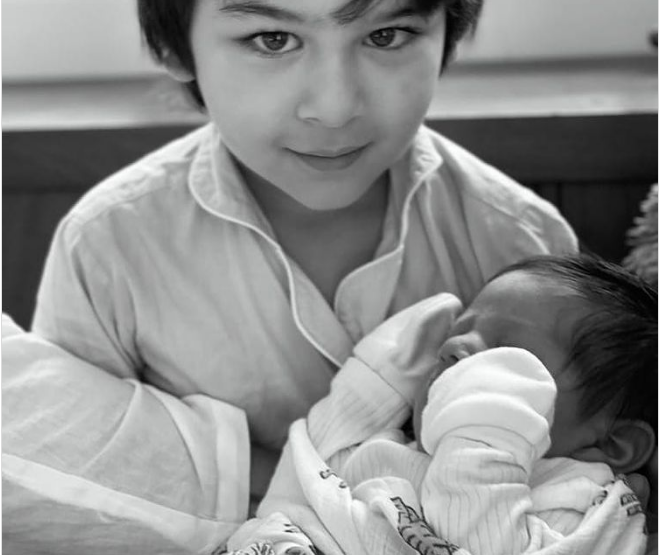 মা দিবসে সামনে আনলেন ২ সন্তানের ছবি কারিনা