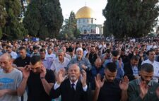 হুমকি উপেক্ষা করেই আল-আকসায় ঈদ জামাত