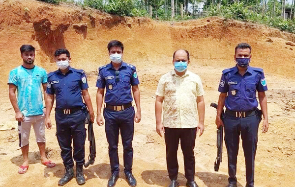 অবৈধভাবে টিলা কাটায় এক লক্ষ টাকা জরিমানা