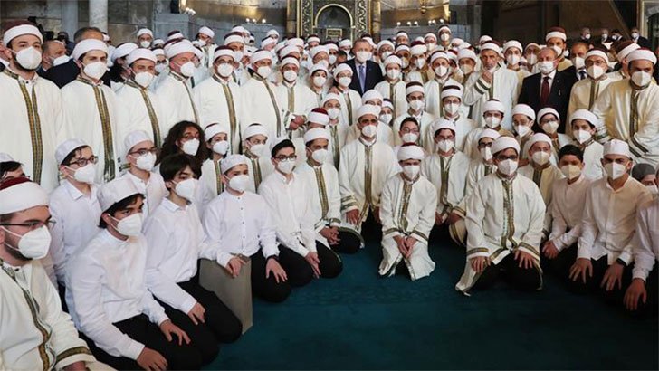 নাতি কোরআনের হাফেজ হওয়ায় সম্মাননা অনুষ্ঠানে অংশ নেন এরদোগান