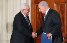 ফিলিস্তিনিরা  ক্ষুব্ধ  মাহমুদ আব্বাসের দ্বিমুখী নীতিতে