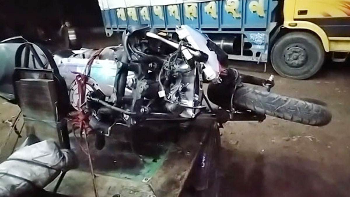 হঠাৎ বন্ধ হয়ে গেল মোটরসাইকেলের হেডলাইট, ৩ বন্ধু নিহত