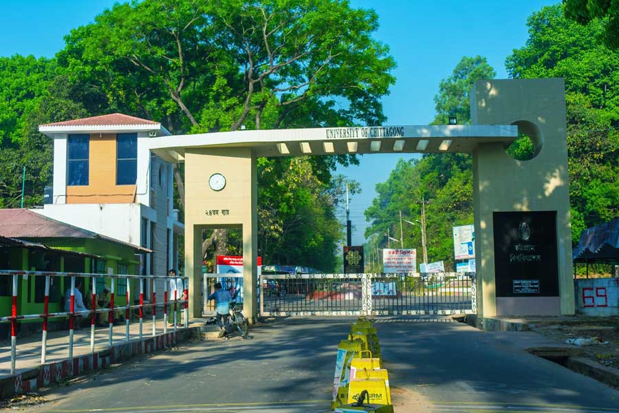 মধ্যরাতে উত্তাল চবি, উপাচার্যের বাসভবন ঘিরে বিক্ষোভ-ভাঙচুর