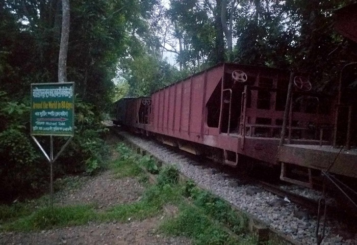 লাউয়াছড়ায় বিকল ওয়াগন, রেল যোগাযোগ বিচ্ছিন