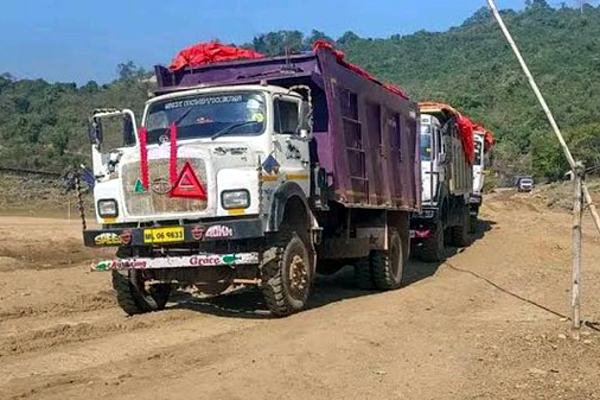 নৌপথে চাঁদাবাজির অভিযোগ এনে কয়লা ও চুনাপাথর পরিবহন বন্ধ