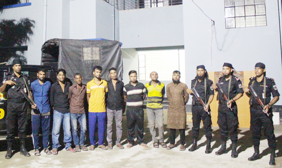 ডাকাতির প্রস্তুতিকালে র‍্যাবের হাতে আটক ৮