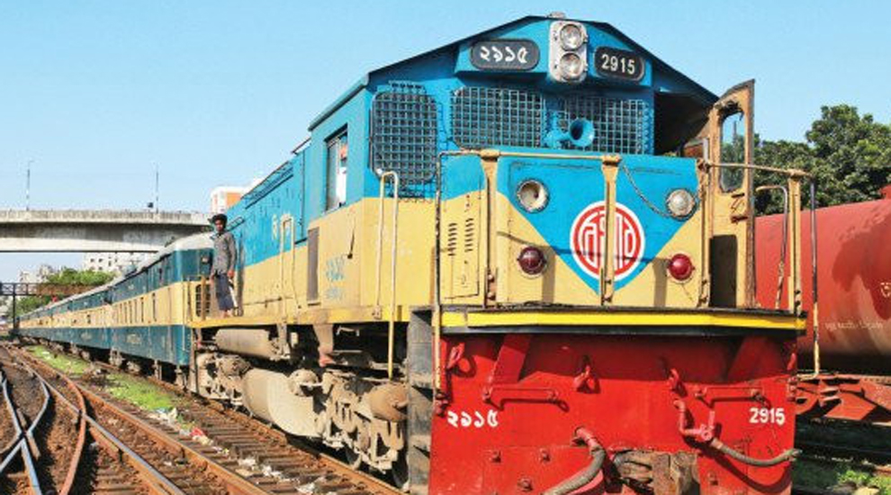 ট্রেনের ধাক্কায় প্রাণ গেল নারীর