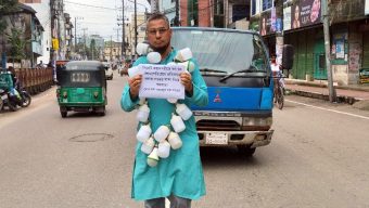 ঘন ঘন লোডশেডিংয়, গলায় বাল্ব ঝুলিয়ে অভিনব প্রতিবাদ