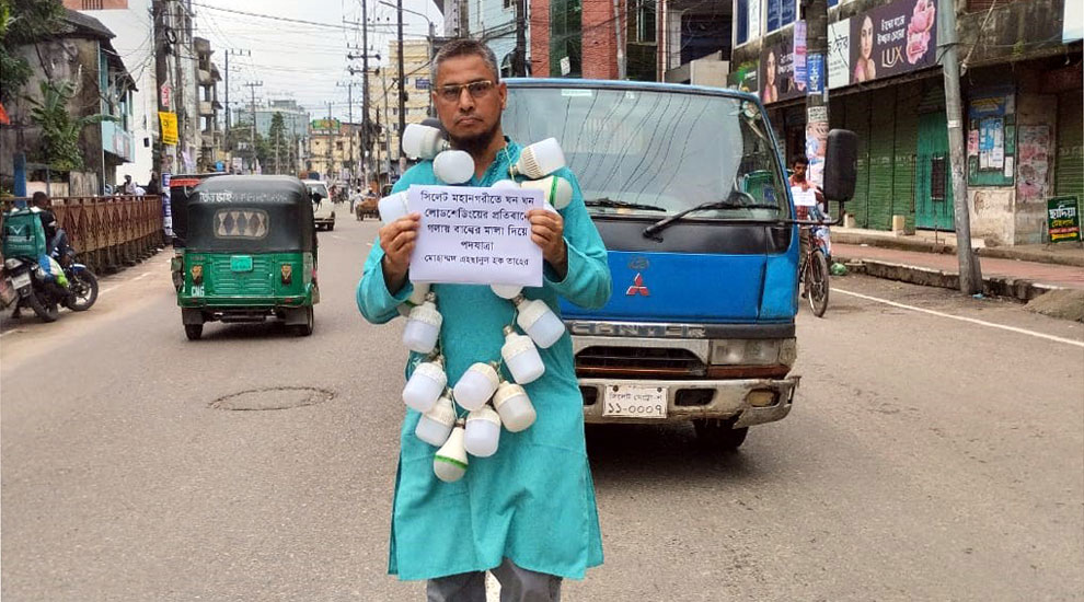 ঘন ঘন লোডশেডিংয়, গলায় বাল্ব ঝুলিয়ে অভিনব প্রতিবাদ
