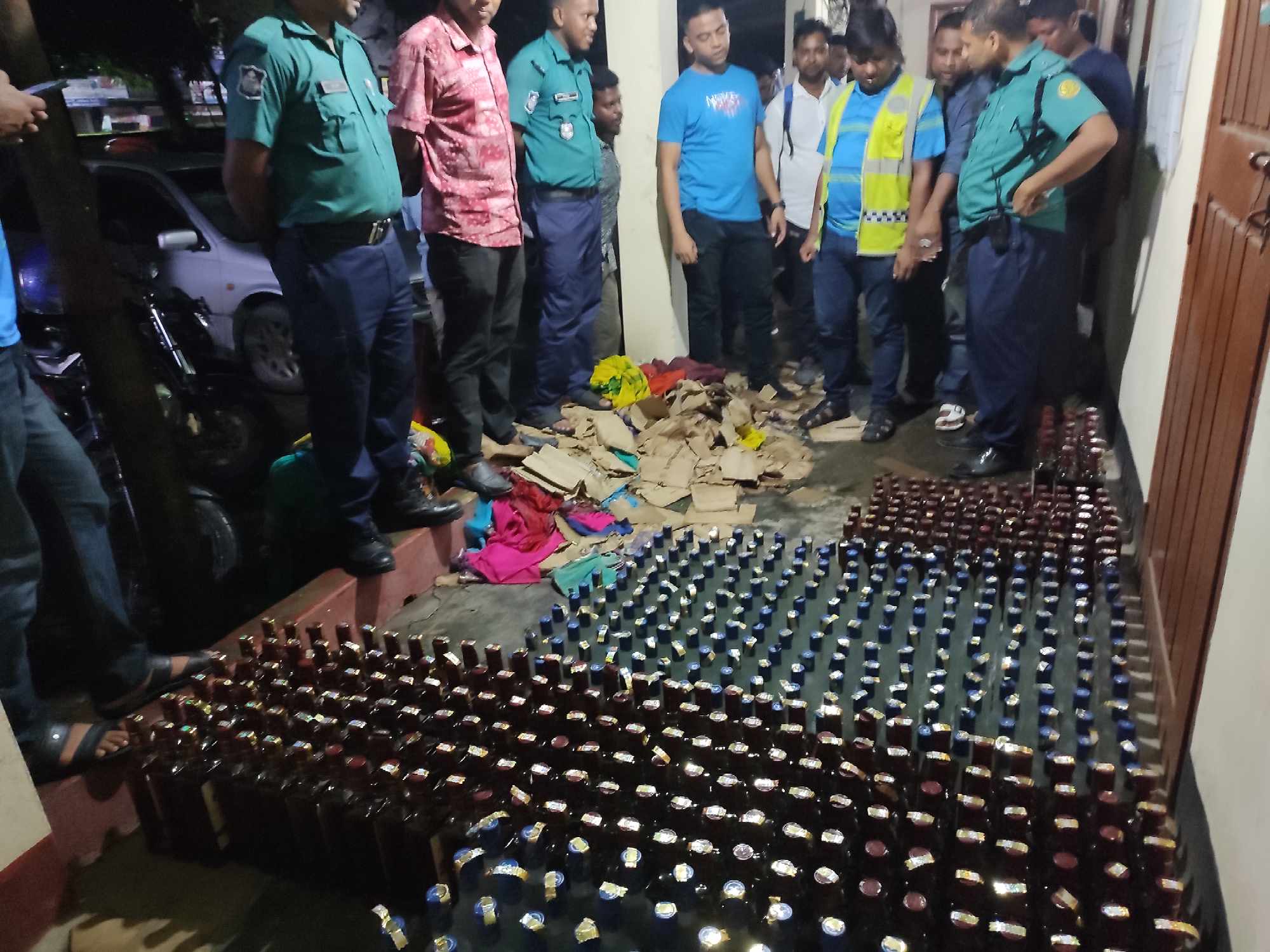 আম্বরখানায় বিপুল পরিমাণ বিদেশি মদসহ আটক ২