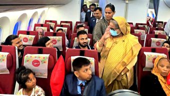 বিমানের ভেতর হেঁটে হেঁটে যাত্রীদের খোঁজখবর নিলেন প্রধানমন্ত্রী