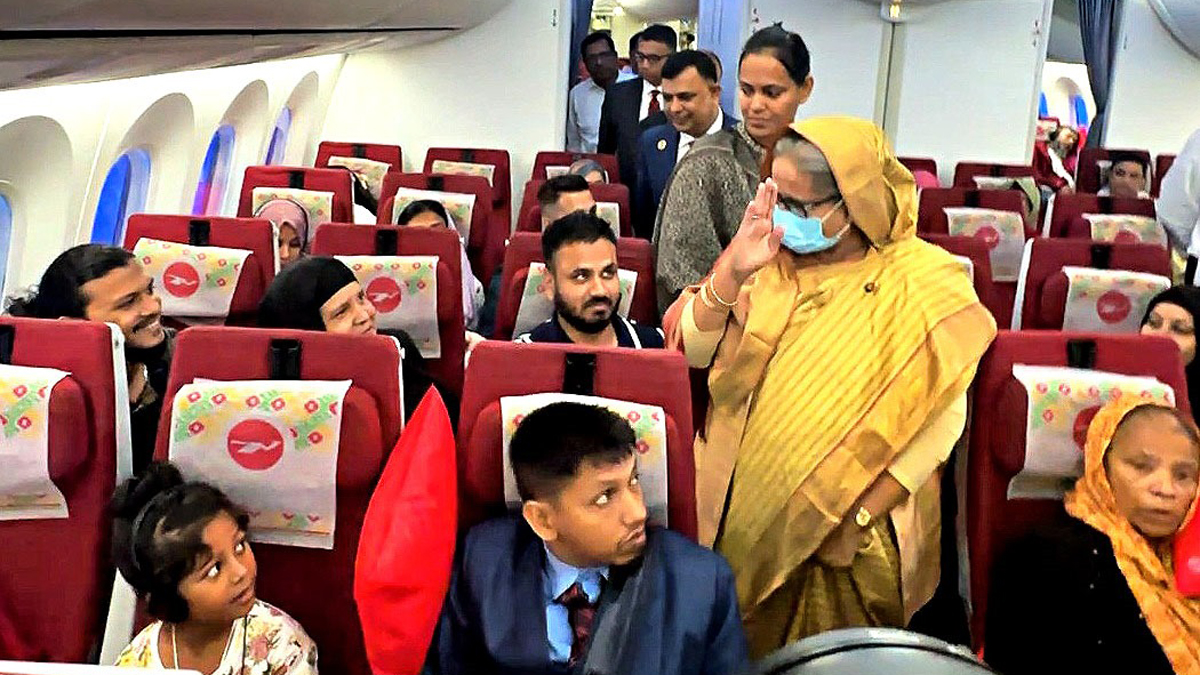 বিমানের ভেতর হেঁটে হেঁটে যাত্রীদের খোঁজখবর নিলেন প্রধানমন্ত্রী