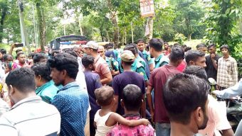 সড়কে তারাপুর বাগানের চা শ্রমিকরা