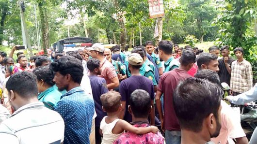 সড়কে তারাপুর বাগানের চা শ্রমিকরা