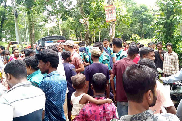 সড়কে তারাপুর বাগানের চা শ্রমিকরা