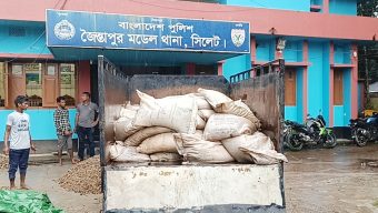 সিলেটে হু হু করে ঢুকছে ভারতীয় চিনি, এবার ৯৭ বস্তা জব্দ