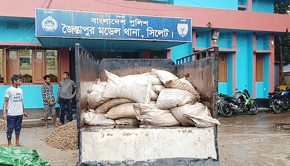 সিলেটে হু হু করে ঢুকছে ভারতীয় চিনি, এবার ৯৭ বস্তা জব্দ