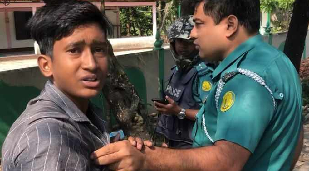 দক্ষিণ সুরমায় গাড়িতে পেট্রোল বো মা মেরে আ গু ন, আ ট ক ১