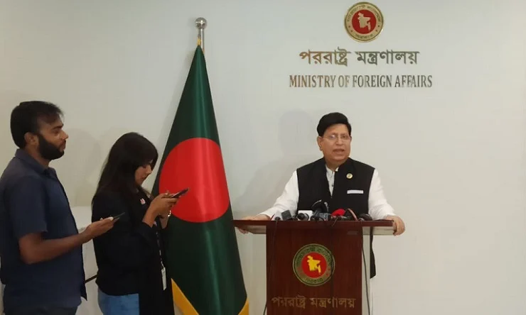 রাজনীতিবিদরাই দেশের অভ্যন্তরে বিদেশি চাপের জন্য দায়ী’