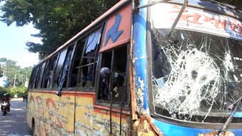 মহাসড়কে টায়ার জ্বা লিয়ে বি ক্ষো ভ, বাস ভাঙ চুর, কক টেল বিস্ফো রণ