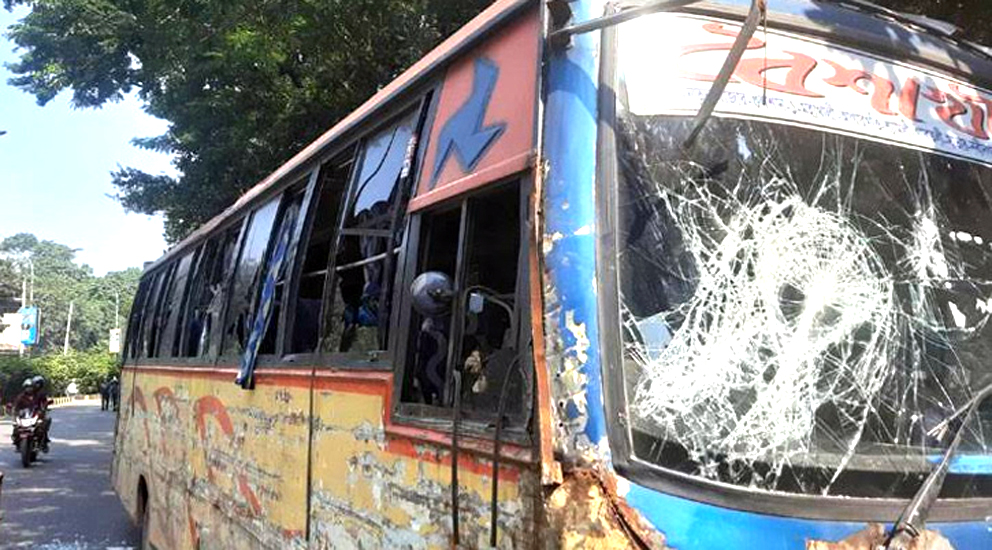 মহাসড়কে টায়ার জ্বা লিয়ে বি ক্ষো ভ, বাস ভাঙ চুর, কক টেল বিস্ফো রণ