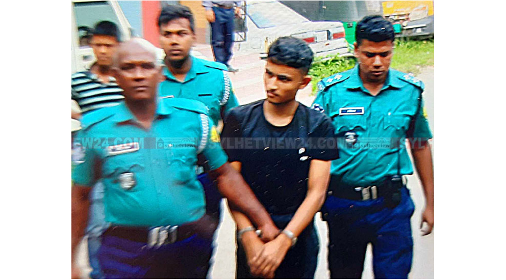 গ্রেফতার হওয়া সিকিউরেক্স কর্মকর্তাকে নিয়ে অ ভি যা নে পুলিশ