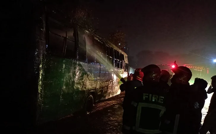 রাতে রাজধানীতে আরও এক বাসে আগুন, মোট ১৬ যানবাহন পুড়ল