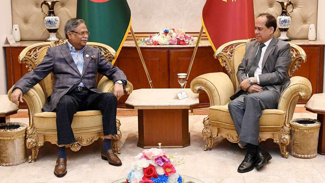 নির্বাচন কমিশনের সাহস ও আন্তরিকতা চান রাষ্ট্রপতি