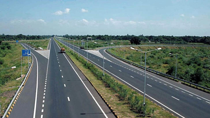 সিলেট-ঢাকা মহাসড়কে দু র্ঘ ট না, প্রাণ গেল অটোচালকের