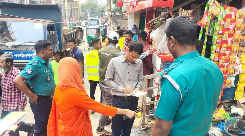 ফুটপাত দখলকারী রেস্তোরাঁ ও দোকান মালিকদের জরিমানা সিসিকের