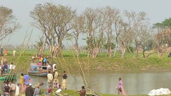 সরকারি অনুদান মেলেনি, স্বেচ্ছায় বাঁধ নির্মাণ করছেন গ্রামবাসী