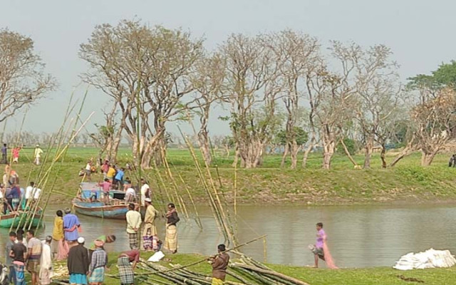 সরকারি অনুদান মেলেনি, স্বেচ্ছায় বাঁধ নির্মাণ করছেন গ্রামবাসী
