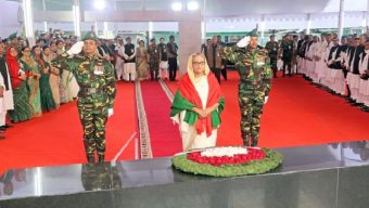 বঙ্গবন্ধুর প্রতিকৃতিতে প্রধানমন্ত্রীর শ্রদ্ধা