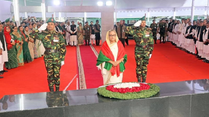 বঙ্গবন্ধুর প্রতিকৃতিতে প্রধানমন্ত্রীর শ্রদ্ধা