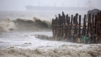 ঘূর্ণিঝড় রেমাল: উপকূলীয় অঞ্চলে উঠছে জোয়ারের পানি