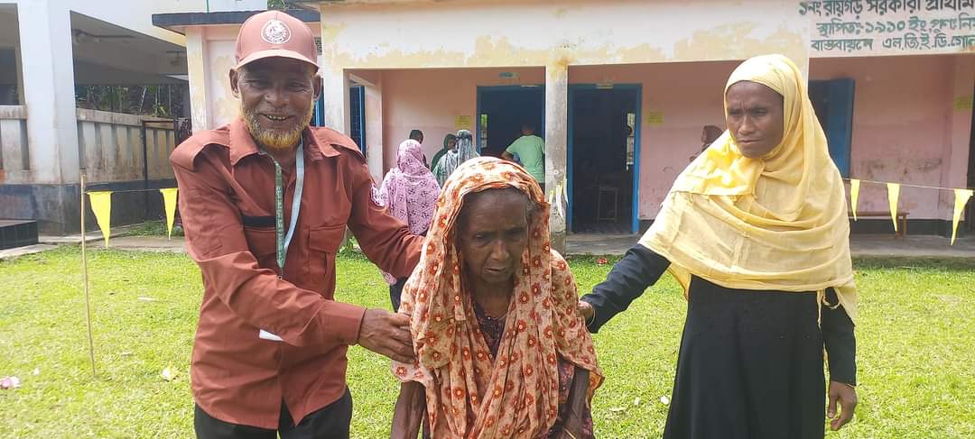 ভোট দিয়ে `ফু‌র্তি`তে শতবর্ষী নারী