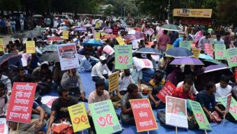 আন্দোলনরতদের উপর পু‌লিশের লা‌ঠিচার্জ, আটক ১৩