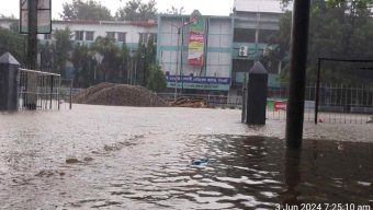 ছয় ঘন্টার বৃষ্টিতে ডুবছে নগরী, হাসপাতালেও জলাবদ্ধতা