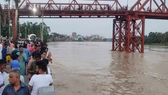 সুরমার পানি দেখতে উৎসুক জনতার ভিড়