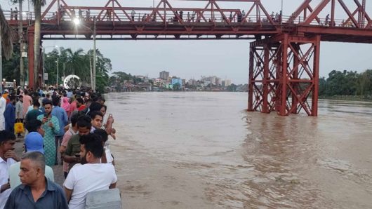 সুরমার পানি দেখতে উৎসুক জনতার ভিড়