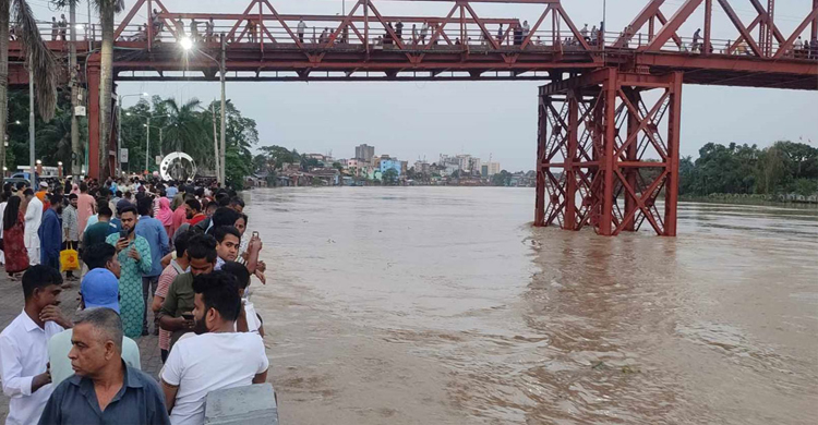 সুরমার পানি দেখতে উৎসুক জনতার ভিড়