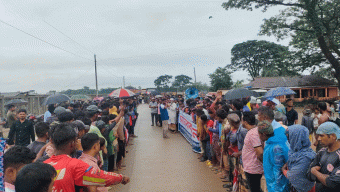 অভিযান বন্ধ ও বিকল্প স্থানের দাবিতে শ্রমিকদের মানববন্ধন