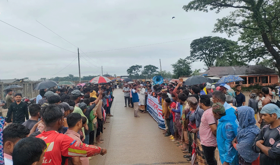 অভিযান বন্ধ ও বিকল্প স্থানের দাবিতে শ্রমিকদের মানববন্ধন