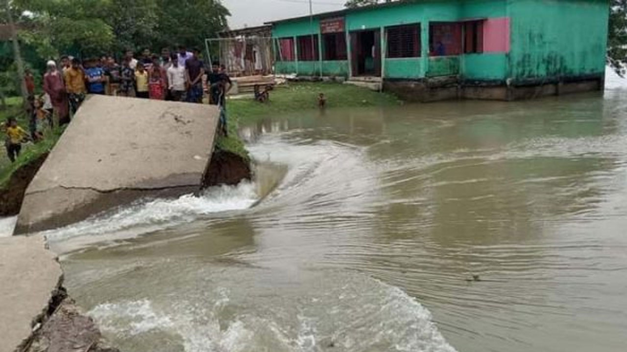 সুনামগঞ্জে পানির প্রবল চাপে ভেঙে গেল কামারকান্দি সড়ক