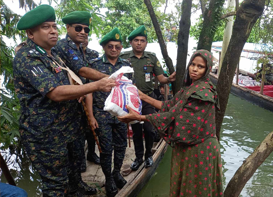 বন্যার্তদের পাশে আনসার ও ভিডিপি উপমহাপরিচালক