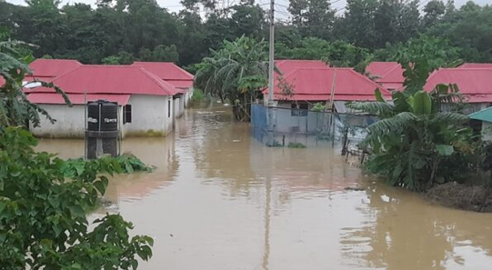 প্রধানমন্ত্রীর দেয়া পাকা ঘর ভেঙে গেছে পানির তোড়ে