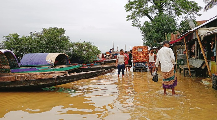 সুনামগঞ্জে পানিবন্দি পাাঁচ উপজেলার মানুষ