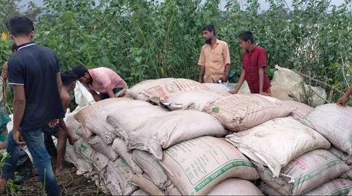 গোরস্থান থেকে ১০০ বস্তা চি‌নি উদ্ধার!