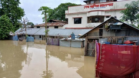 মনু ও ধলাই নদীর ১৩ স্থানে বাঁধ ভাঙন, ডুকছে পানি